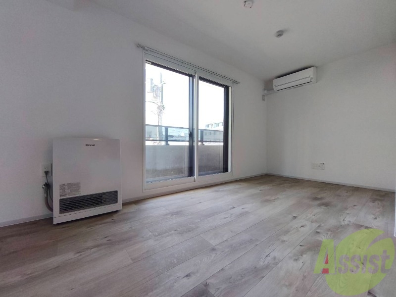 居室・リビング　日当たりが良くて心地よく過ごせそうなお部屋です。