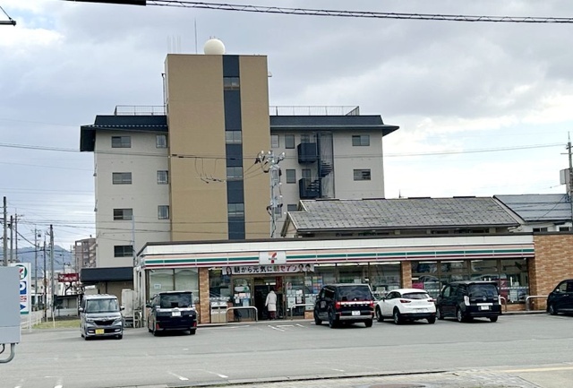 コンビニ　セブンイレブン福井花堂南店（コンビニ）まで122m