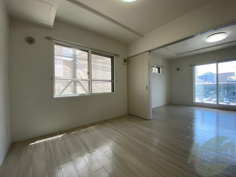 その他部屋・スペース　６帖の洋室です。広々として、きれいですね。