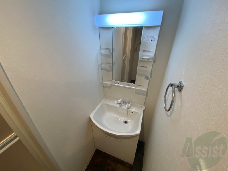 洗面設備　独立洗面台です。大きくてよいですね。シャンプーもできます。