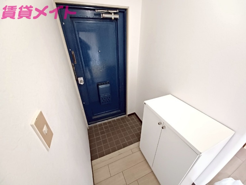 玄関　同物件別部屋の写真となります