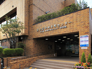 図書館　足立区立やよい図書館（図書館）まで555m