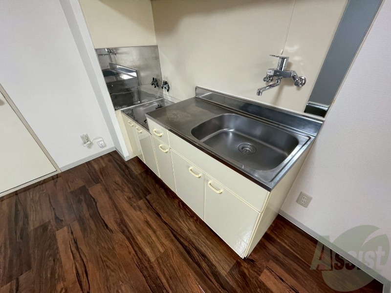 キッチン　調理スペースも広々しておりお料理しやすそうです！