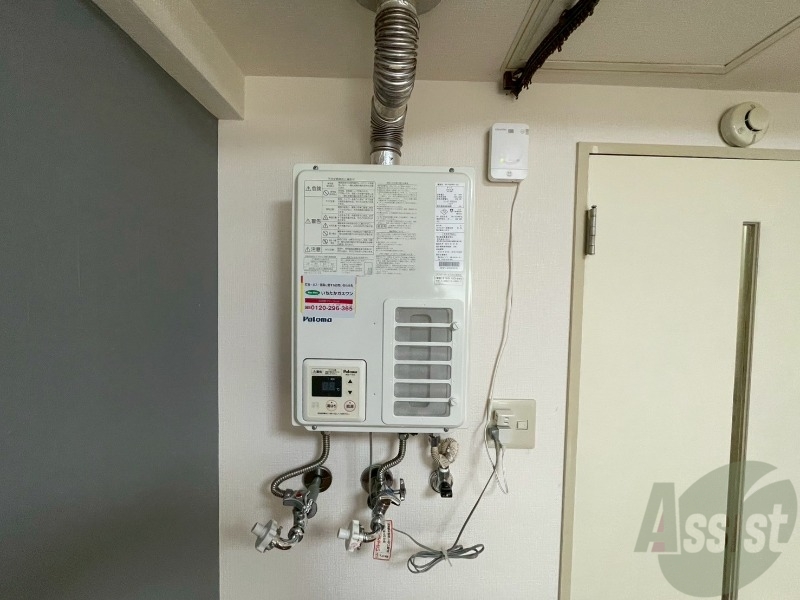 その他設備　給湯器です。操作しやすいパネルになってます。