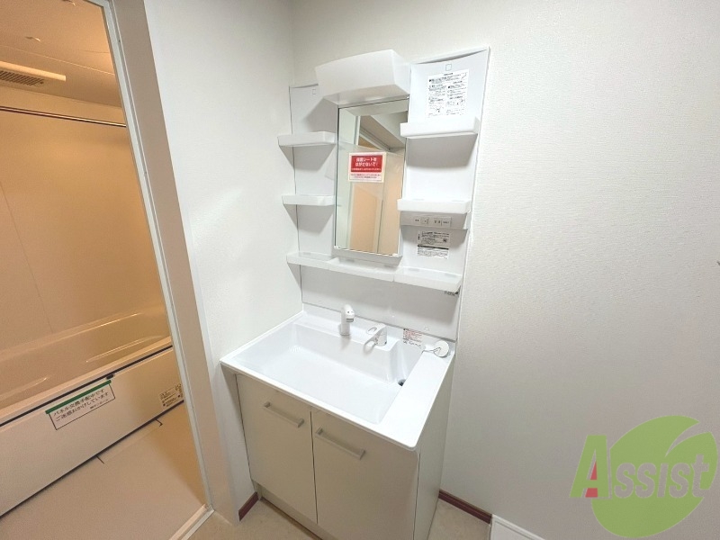 洗面設備　独立洗面台があり、身支度にも便利ですね。