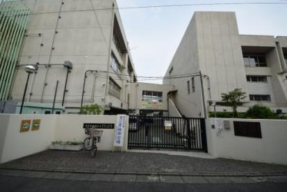 小学校　新宿区立鶴巻小学校（小学校）まで799m