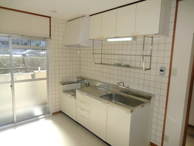 キッチン　窓付き明るいキッチン