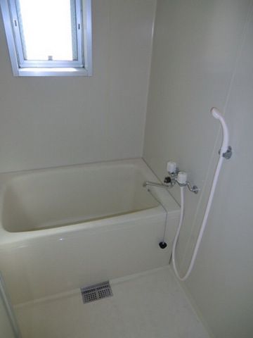 バス・シャワールーム　窓付き　ゆとりのバスルームです