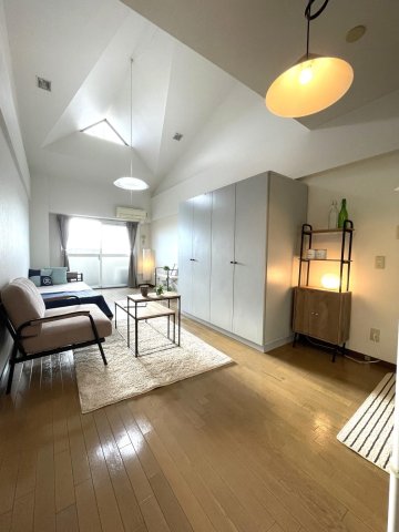 居室・リビング　最上階で天井吹抜けとなっており、広々空間です。