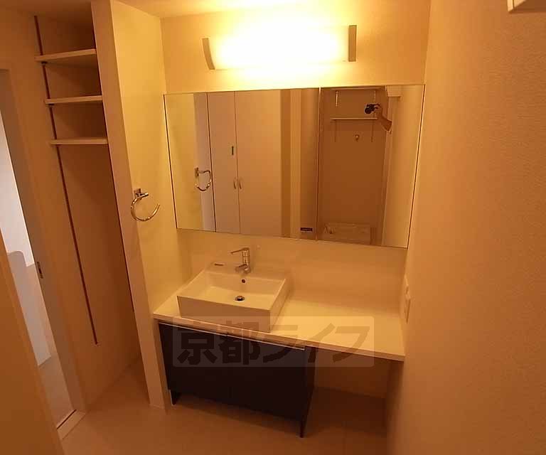 洗面設備　きれいな独立洗面台です。