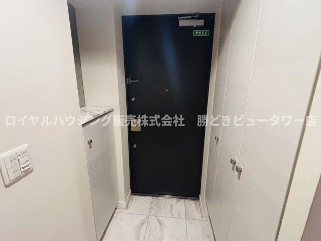 玄関　※居住中の為、別部屋参考写真