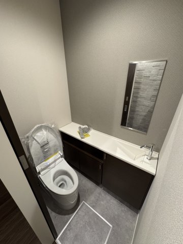 トイレ　落ち着いた色調のトイレです