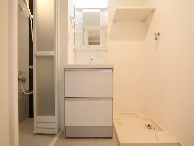 洗面設備　脱衣所　独立洗面台（シャンプードレッサー付）収納スペース有