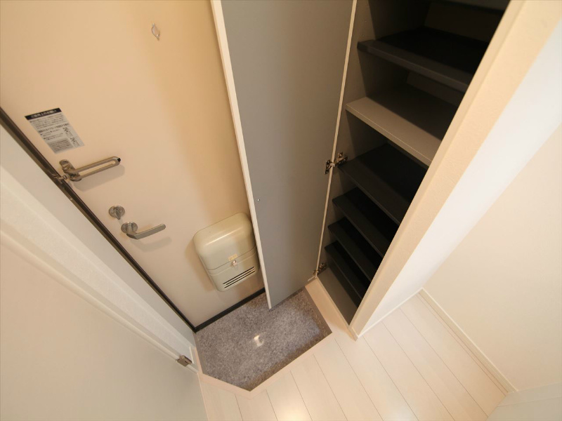 玄関　玄関　シューズボックス付（収納充実してます）