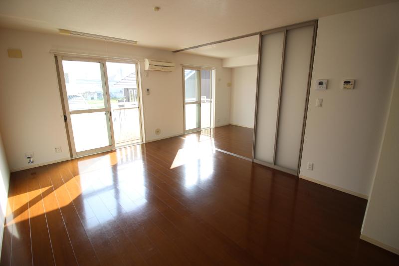 その他設備　リビングのエアコン　室内物干しもあります。