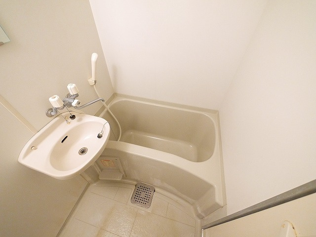 バス・シャワールーム　コンパクトで使いやすいお風呂です