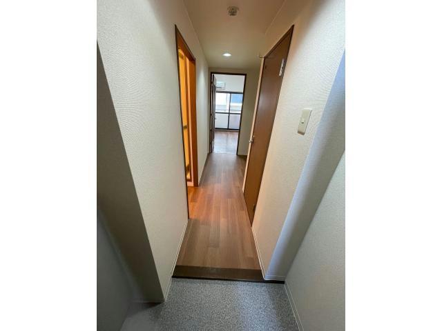 玄関　※写真は同じマンションの違う部屋のものになります。