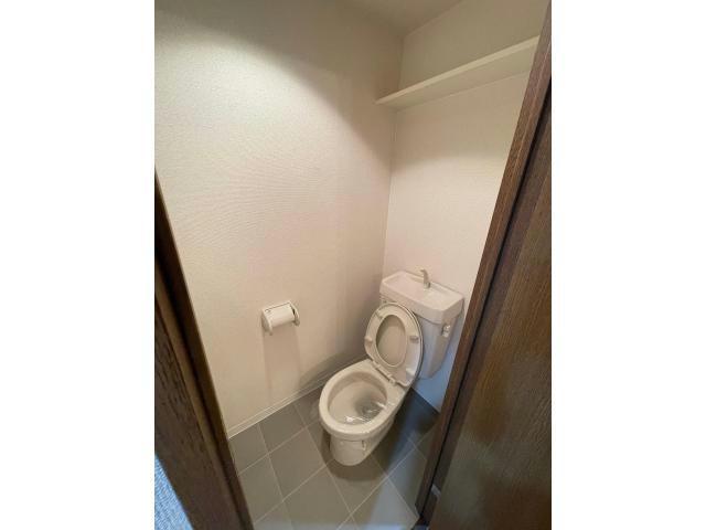 トイレ　※写真は同じマンションの違う部屋のものになります。