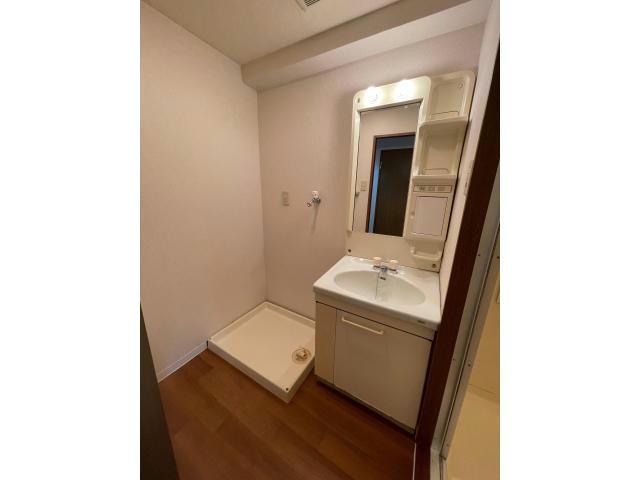 洗面設備　※写真は同じマンションの違う部屋のものになります。