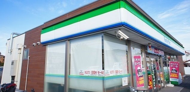 コンビニ　ファミリーマート（コンビニ）まで200m