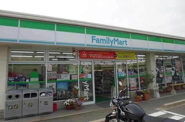 コンビニ　ファミリーマート（コンビニ）まで190m