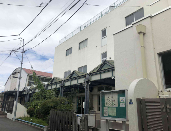 中学校　新宿区立牛込第一中学校（中学校）まで562m