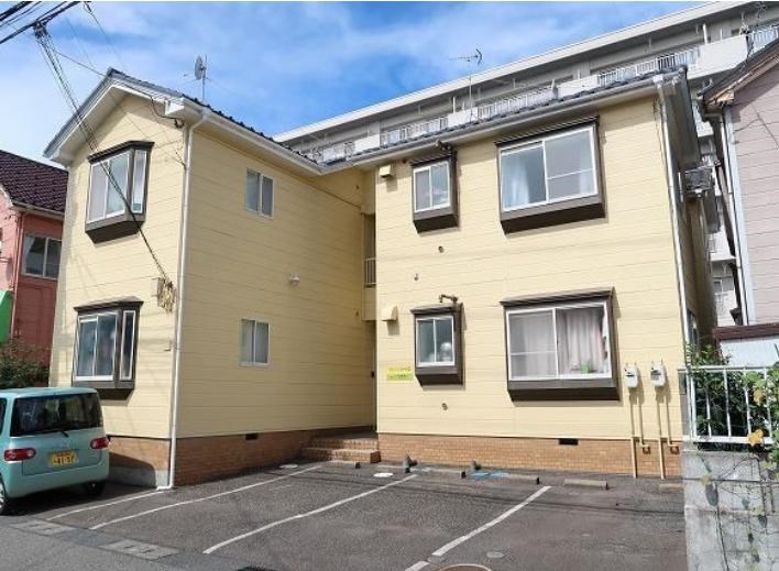 エントランス　駐車場は月額5000円で契約可能。