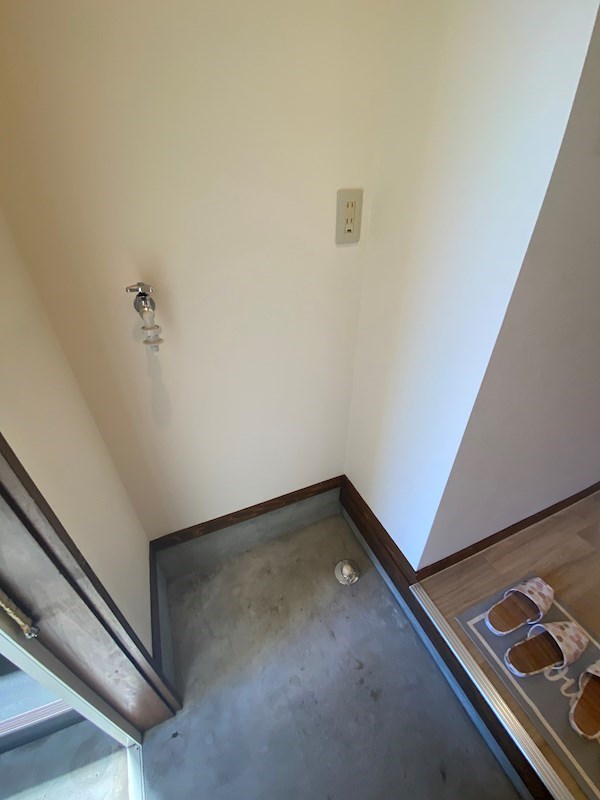 その他　玄関横は洗濯機置き場です。お1人暮らし用であれば難なく入りそ