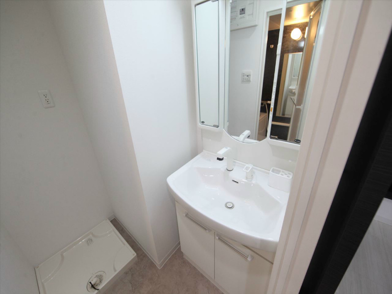 洗面設備　脱衣所　独立洗面台（シャンプードレッサー付）収納スペース有