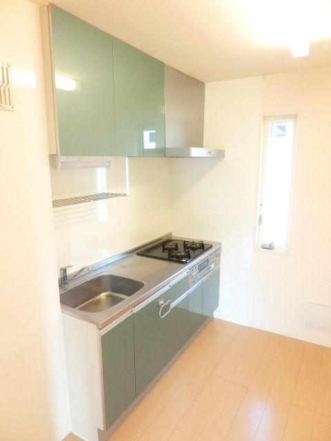 キッチン　窓付きシステムキッチン♪