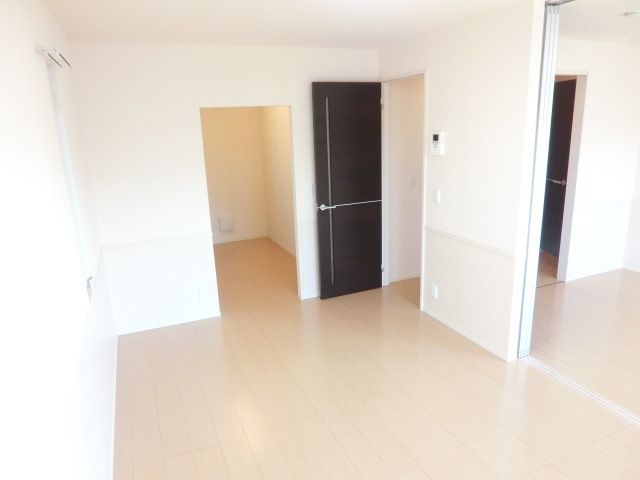 居室・リビング　窓も多く日当たりも良好です