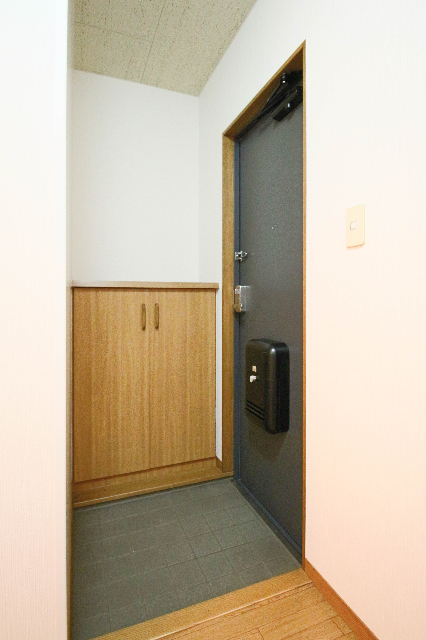 玄関　同じ建物の別のお部屋