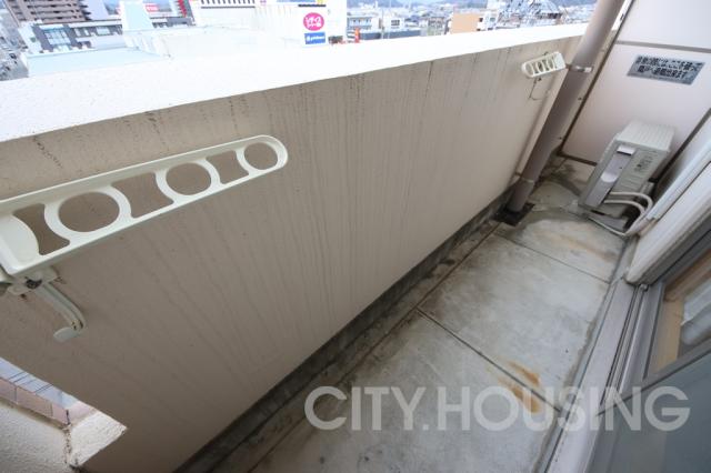 バルコニー　※モデルルームで、家具は展示用です。