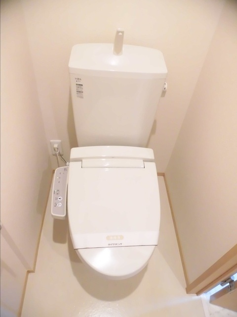 トイレ　１０２　温水洗浄便座トイレ