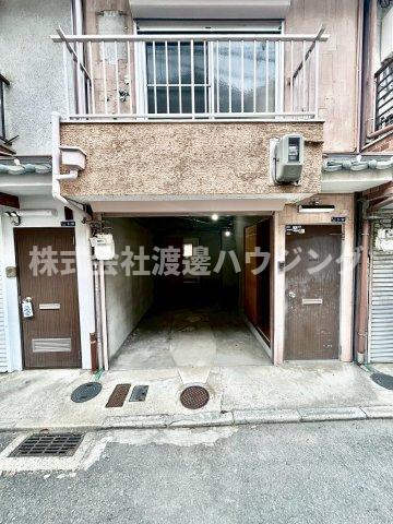 駐車場　高さ1.8m、横幅2.1ｍ、奥行き5ｍ。