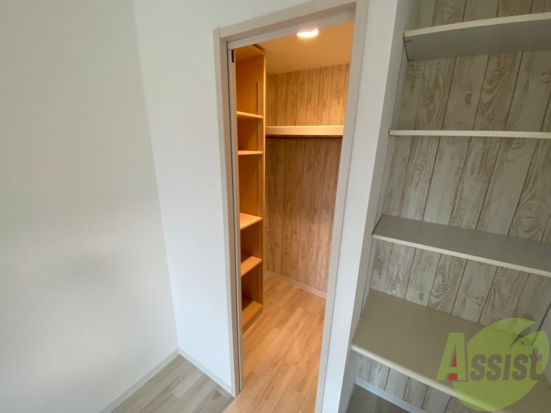 収納　こちらの収納にはハンガーをかけて服もしまえますね