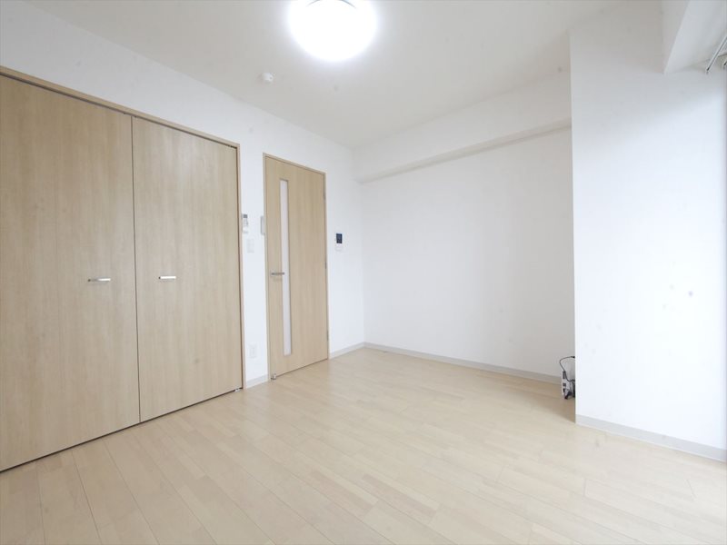 居室・リビング　洋室7.72帖　エアコン完備　バルコニーに面しています