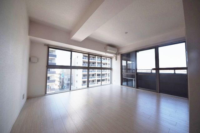 居室・リビング　★二面採光の日当たりのいいリビングです★