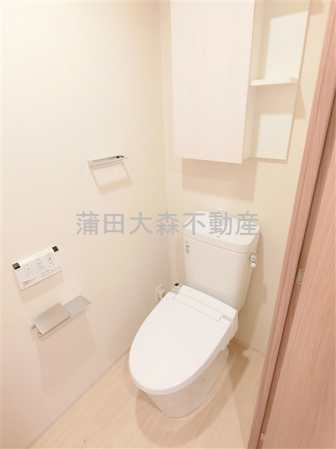 トイレ　棚収納と温水洗浄便座付きのトイレ