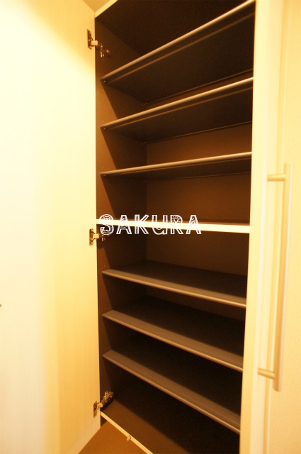 玄関　収納豊富なシューズボックスです♪