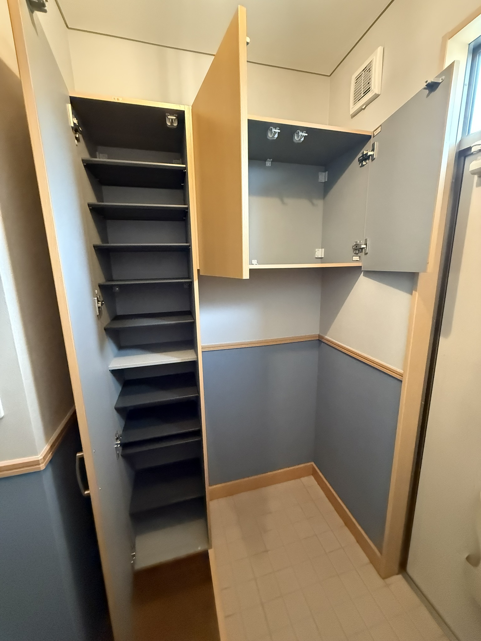 玄関　玄関収納も豊富