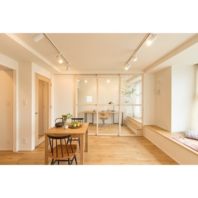 居室・リビング　家具・調度品等は配置例です。実際の賃貸住居には含まれません。