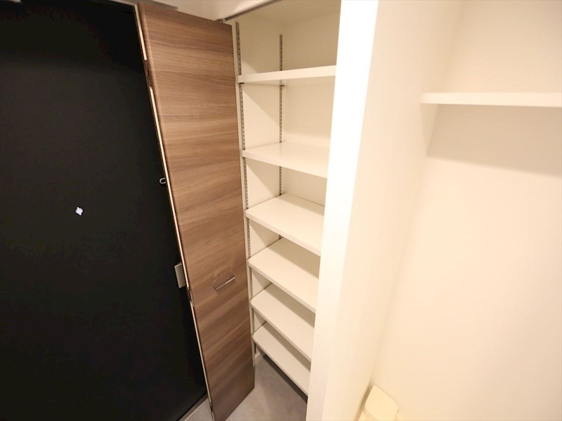 玄関　玄関　シューズボックス付（収納充実してます）