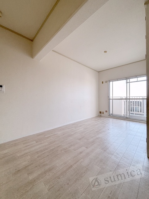 バルコニー　おおきな窓で明るさを演出。