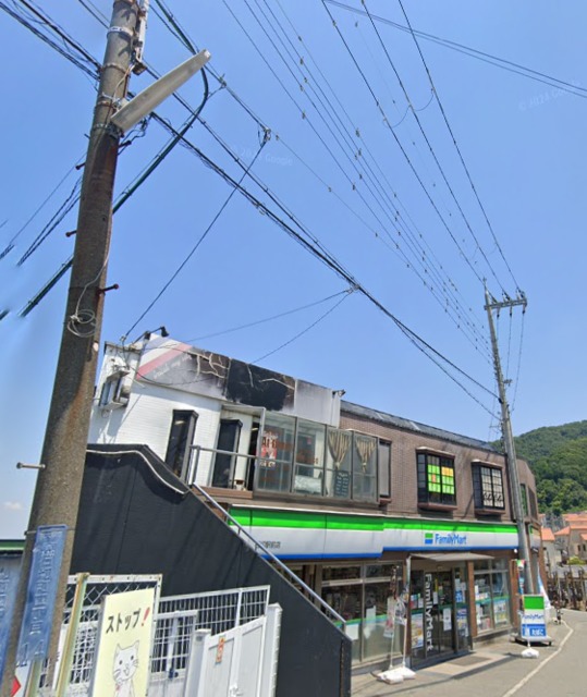 コンビニ　ファミリーマート石切駅前店（コンビニ）まで443m