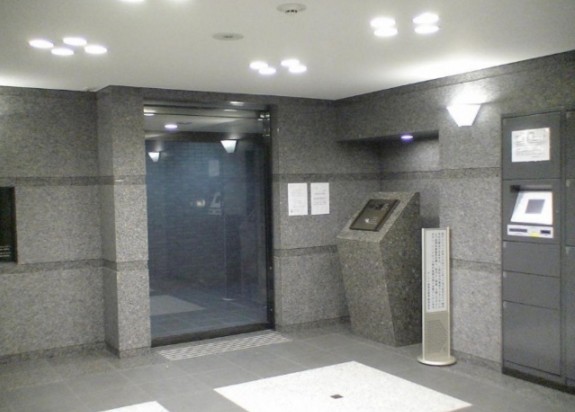 エントランス　宅配ボックス完備。