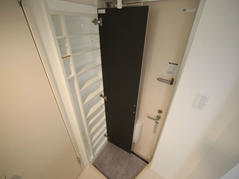 玄関　玄関　シューズボックス付（収納充実してます）