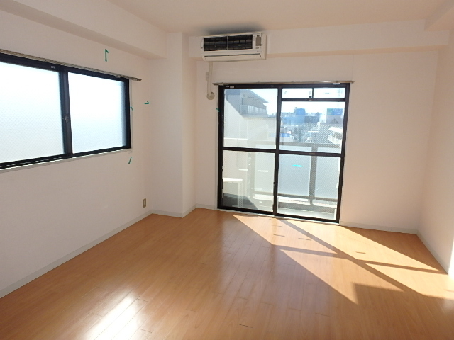 居室・リビング　前面開けていて明るいお部屋です