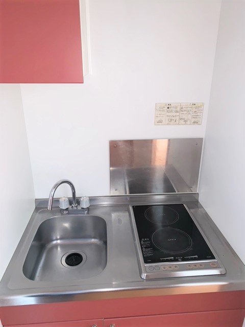 キッチン　現況優先。設備・仕様は現地と異なる場合あります。