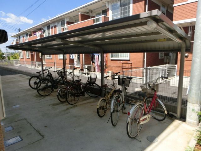 その他共有部分　屋根付きの駐輪場です。